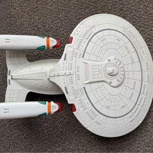 1992 Paramount Pictures-Playmates Star Trek USS Enterprise NCC-1701-D